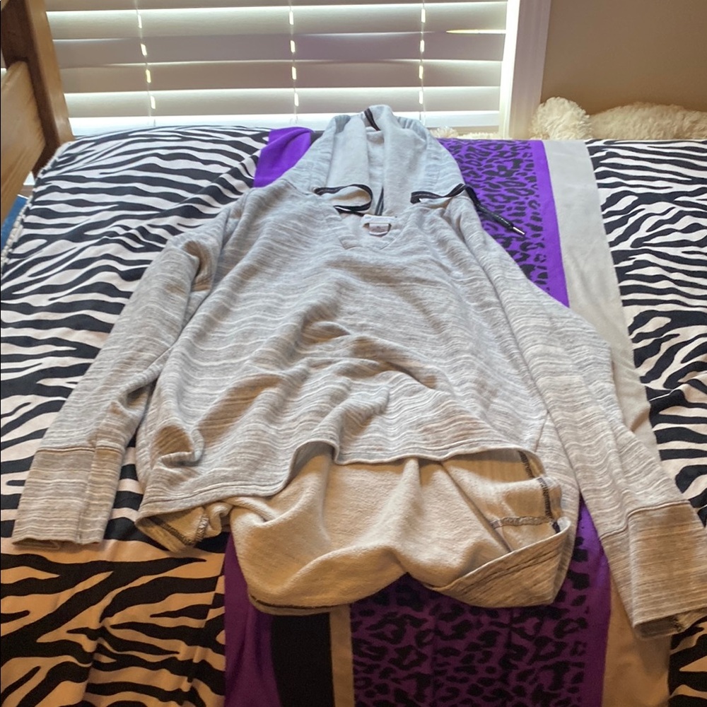 Liz Claiborne Gray V-Neck Sweater Classic Knit Design